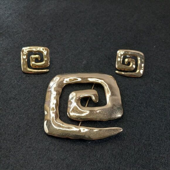 Vintage Gold tone JJ 1986 Greek Key Pattern Brooch/Earrings Granny Chic Kitsch - Picture 1 of 7